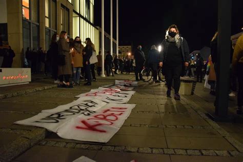 Protest kobiet w Zduńskiej Woli Młodzi zduńskowolanie przeszli ulicami