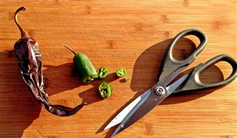 5 Uses For Kitchen Scissors