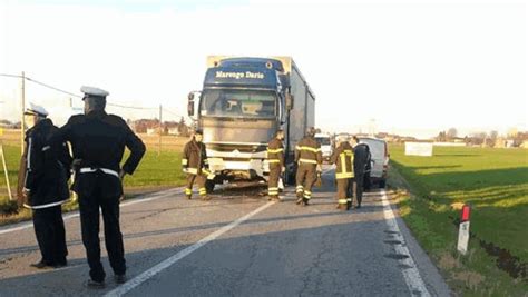 Finisce Con Lo Scooter Sotto Un Camion Ennesima Tragedia Sulla Strada