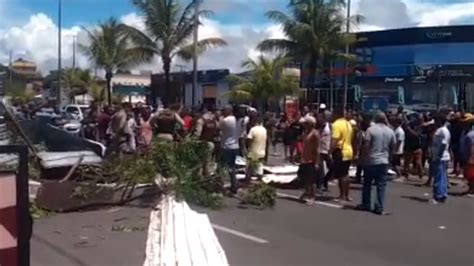 Moradores fazem protesto após morte de marceneiro no bairro de Portão