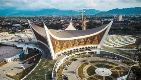 Memiliki Desain Arsitektur Terbaik Masjid Raya Sumatera Barat