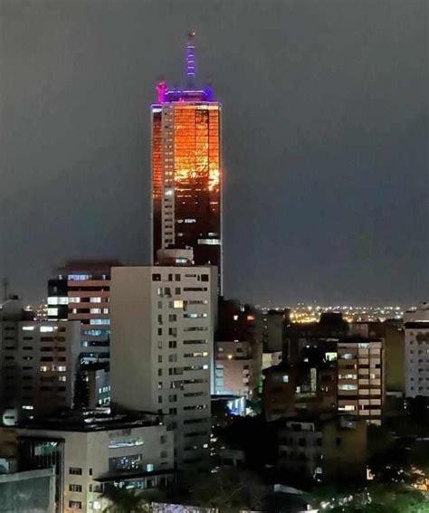 La Torre De Cali Reflej En Sus Vidrios El Incendio Cw Noticias Una