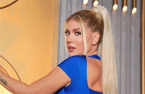 Wanda Nara jugó con la intriga de sus seguidores y mostró solo un corsé