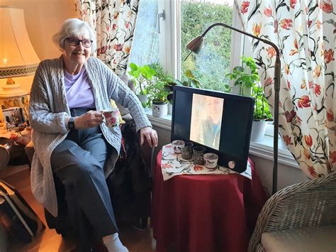 Eldre, Familie | Bitten (93) er den første til å låne «KOMP-skjerm ...