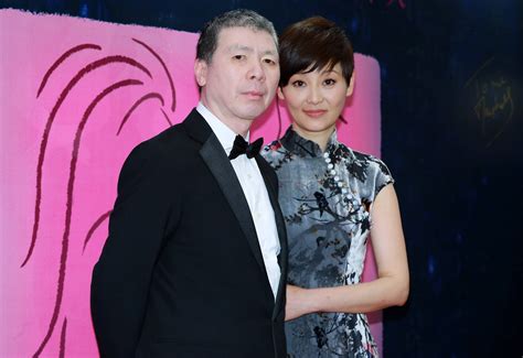 冯小刚两个女儿，一个亲生一个领养，养女比亲生女儿更像冯小刚 冯思羽