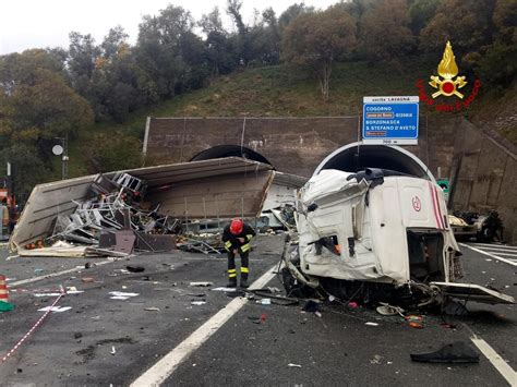 Incidente A12 Tir Salta La Carreggiata Due Morti Autostrada Bloccata