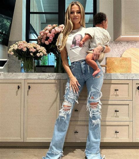 Khloé Kardashian comparte adorables fotografías con su bebé después de