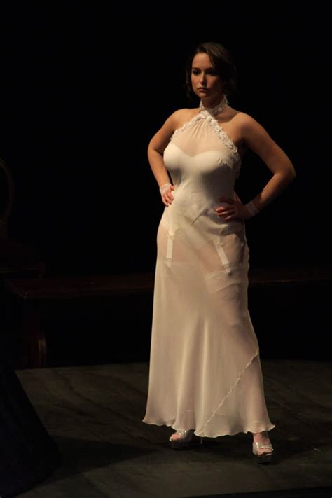 Milana Vayntrub : r/Celebs