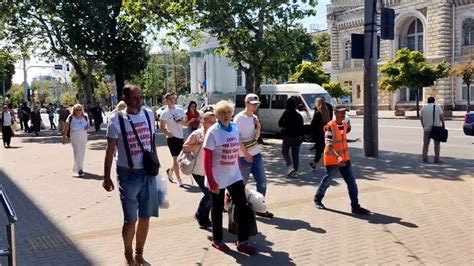 Foto Flashmoburi Pe Str Zile Capitalei Sute De Oameni Au Purtat