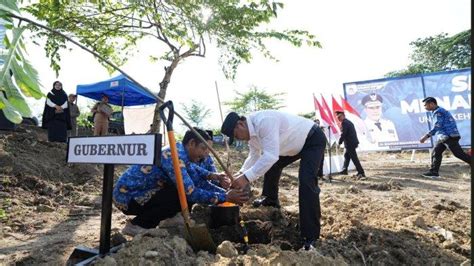 Hari Pertama Kerja Jadi Pj Gubernur Sulbar Bahtiar Baharuddin Tanam