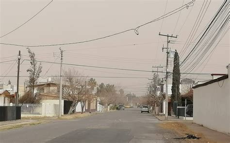 Árboles y postes caídos dejaron las ráfagas de viento en Juárez El