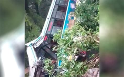 Ônibus cai em desfiladeiro de 500 metros matando pelo menos 25