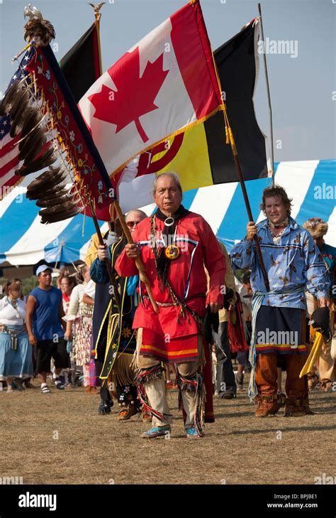 Pow wow regalia hi-res stock photography and images - Alamy