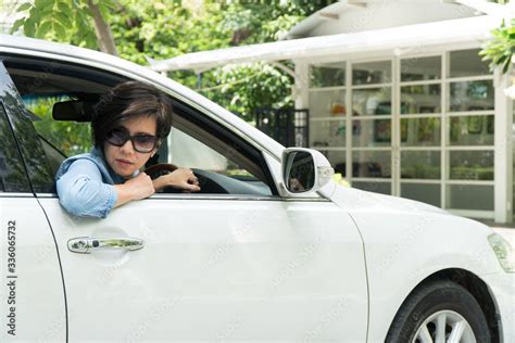 Fotografia Do Stock Smart Looking Middle Aged Asian Woman Is Driving A