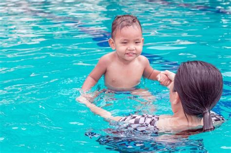 Ni O Feliz Nadando En La Piscina Foto Premium