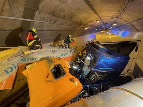 Sperre Der A9 Pyhrn Autobahn Nach Verkehrsunfall Mit Mehreren