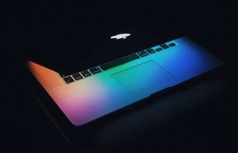 MacBook Dengan Layar OLED Pertama Akan Meluncur Akhir 2024