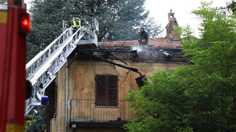 Ivrea Incendio Allex Convitto San Giorgio Bloccate Le Vie Daccesso