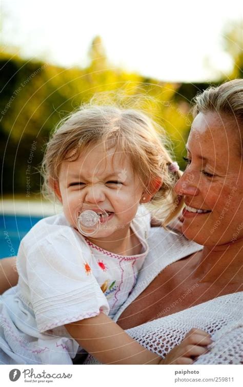 Blondes Mädchen Leckt Ihre Lippen Ein Lizenzfreies Stock Foto Von Photocase