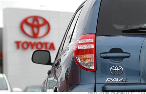 Toyota recalling 760,000 RAV4's due to crash risk - Aug. 1, 2012