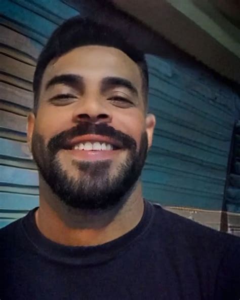 O sorriso é a expressão da felicidade ,mais não sejamos tristes com