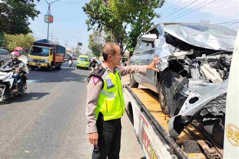 Empat Kendaraan Terlibat Kecelakaan Beruntun Di Randuagung Singosari