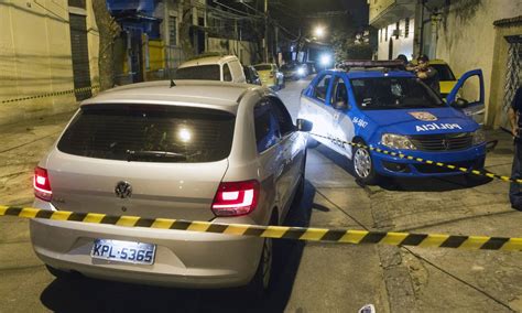 Homem Morto Dentro De Carro Em S O Crist V O Jornal O Globo