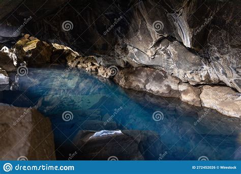 Rio Azul Dentro De Uma Caverna Grjotagja Foto De Stock Imagem De