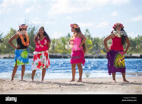 Polynesian Girls Hi Res Stock Photography And Images Alamy