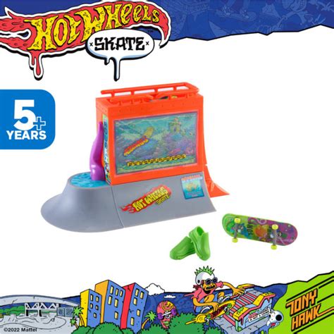 Hot Wheels Tony Hawk Aquarium Skatepark With Exclusive Board