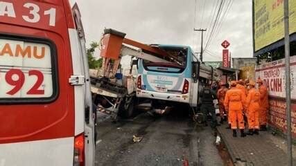 Dois passageiros de ônibus morrem atingidos por caminhão guincho em