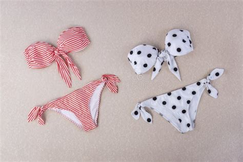 Sita Bikini Con Rayas Rojas Y Blancas Y Polka Punto Bikini Aislado Foto