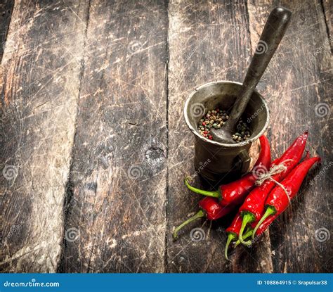 Pimentas Da Malagueta Picante Um Almofariz Imagem De Stock Imagem