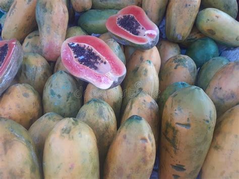 Los Vendedores De Fruta Venden Fruta Fresca Madura De Papaya Foto De