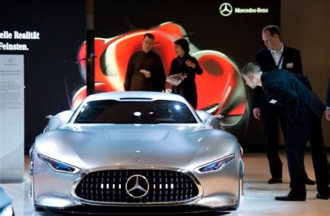 Der Stuttgarter Autobauer Daimler Sieht Sich Auf Kurs Impressionen Von