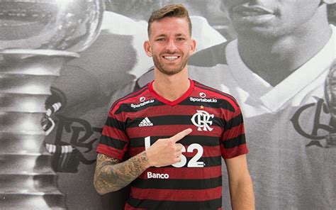 Léo Pereira do Flamengo faz cirurgia para reduzir orelhas de abano