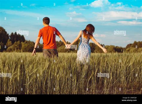 Pareja Caminando Juntos En El Campo Fotograf As E Im Genes De Alta