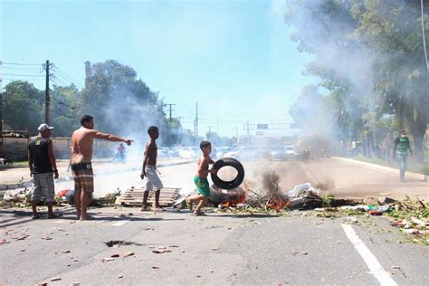 Moradores Fecham Pista Da Av Agamenon Magalh Es Ap S Fio De Alta