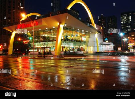 Ein Mcdonalds In Chicago Erstrahlt Mit Seiner Architektur Und Seinen