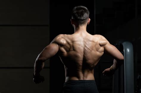 Físicamente hombre mostrando su espalda bien entrenada Foto Premium