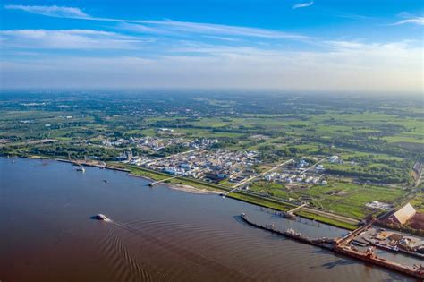 Stade Aus Der Vogelperspektive Lng Fl Ssiggas Terminal Und Aos