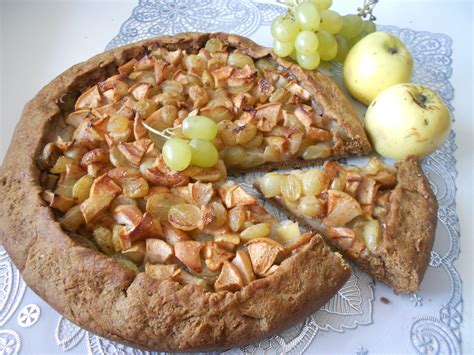 Ржаная галета с яблоками, грушами и виноградом - пошаговый рецепт с ...