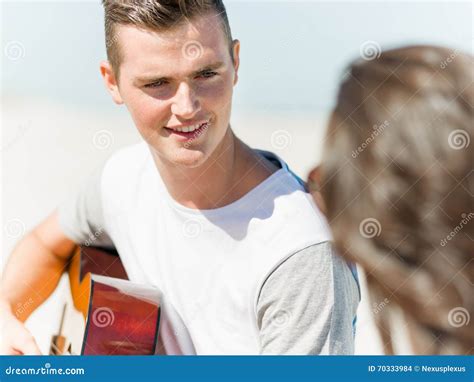 Hombre Joven Que Toca La Guitarra En La Playa Foto De Archivo Imagen