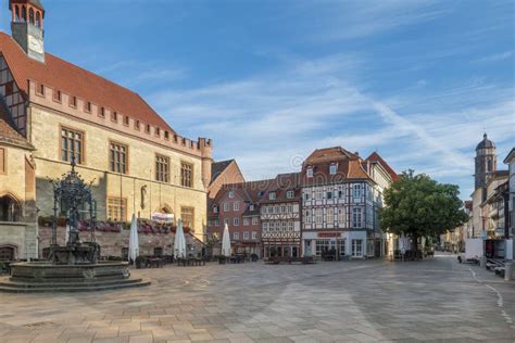 Old Town Hall in Goettingen with Gaenseliesel Fountain and Market ...