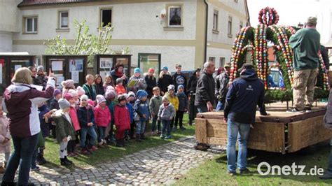 Osterbrunnen Mit Ber Handbemalten Eiern Onetz