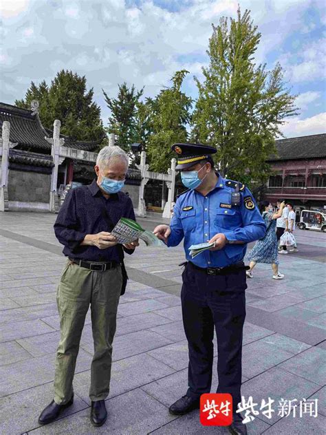 南京夫子庙景区开展垃圾分类宣讲活动游客市民风光带