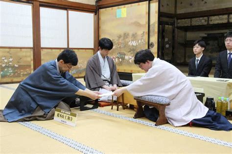 藤井聡太竜王（中）が見守る中、立会人の谷川浩司17世名人（左）に封じ手を手渡す伊藤匠七段（日本将棋連盟提供） ― スポニチ Sponichi Annex 芸能