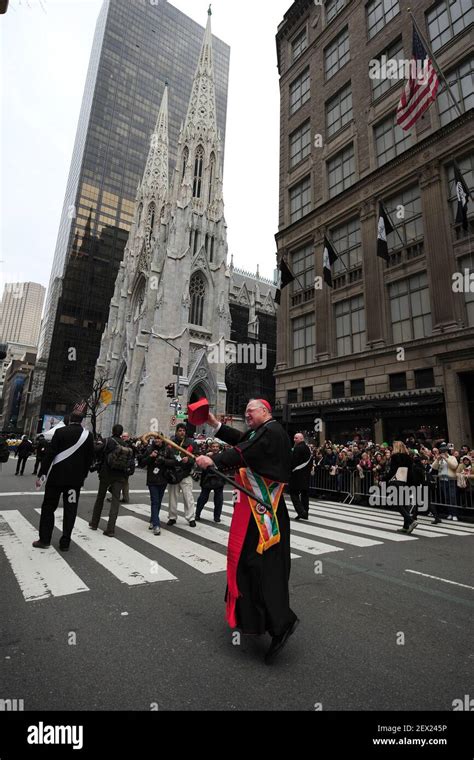 Grand Marshall Kardinal Timothy Dolan Macht Seinen Weg Auf Th Avenue