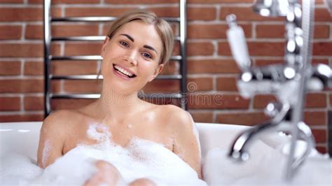 Belle Femme S Duisante Utilisant La Lingerie Sexy Clips Vid Os Vid O Du Technologie Beau