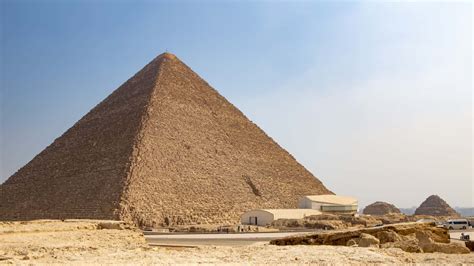 Photo Shows Couple Having Sex Atop The Great Pyramid In Egypt